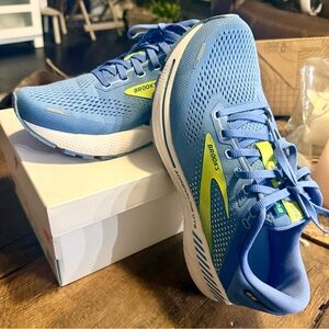 Brooks Adrenaline GTS 22 Athletic Shoes Womens size US 10 (B) medium Blue